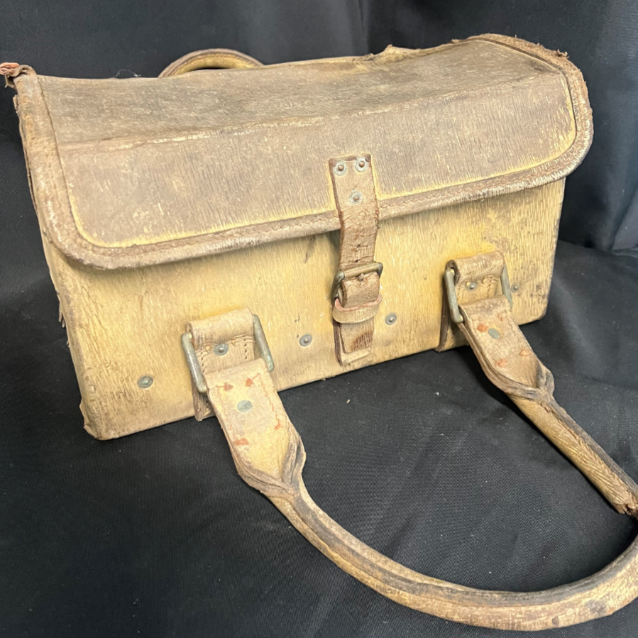 War Department engineers leather tool bag with W D kitemark - VIN1062Q